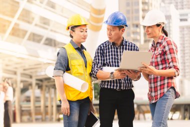 Şehirde bina inşaat mühendisleri teknoloji erkek ve kadın defter üzerinde çalışma planı