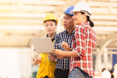 Şehirde bina inşaat mühendisleri teknoloji erkek ve kadın defter üzerinde çalışma planı