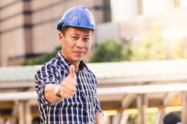 Bina inşaat şehir planı üzerinde çalışan mühendisler adam