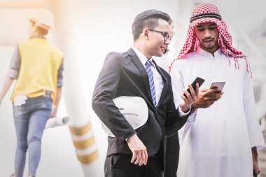 Mühendisler iş erkek ve kadın çalışma bina inşaat şehir planı