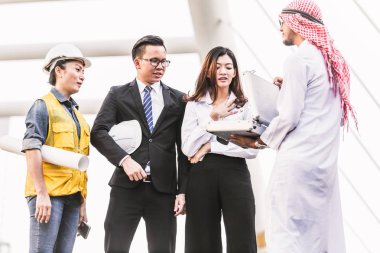 Mühendisler iş erkek ve kadın çalışma bina inşaat şehir planı