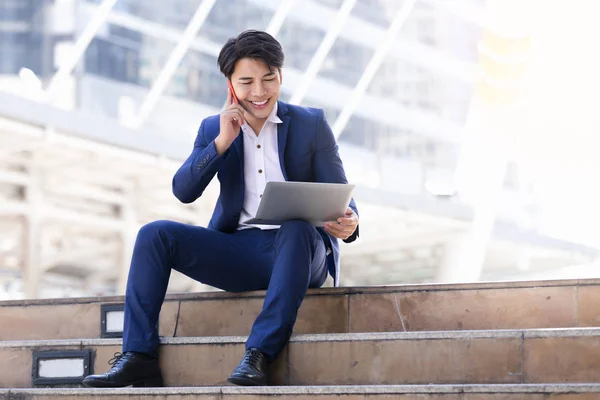 Азиатский Бизнесмен Улыбается Работать Счастливый Отдых Ноутбуком Городе — стоковое фото