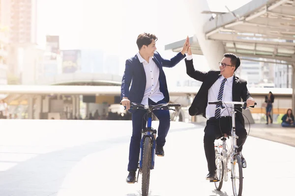 도시에서 자전거를 이야기 아시아 잘생긴 실업가 — 스톡 사진