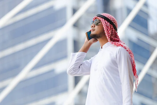 Arabska Interesach Człowiek Telefon Działa Mieście — Zdjęcie stockowe