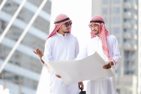 Arabska Interesach Człowiek Szuka Pracy Planie Peper Mieście — Zdjęcie stockowe