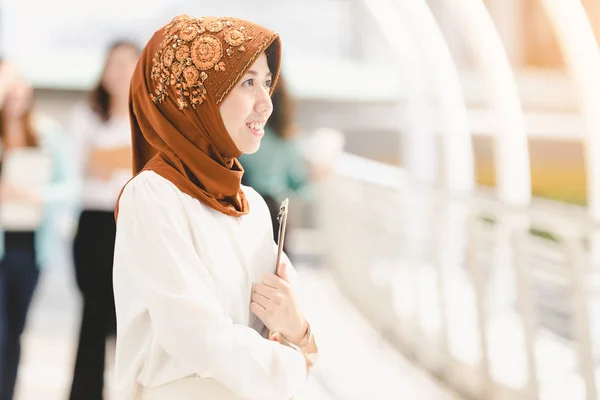Retrato Musulmán Chica Joven Muy Feliz Con Las Compras Ciudad — Foto de Stock