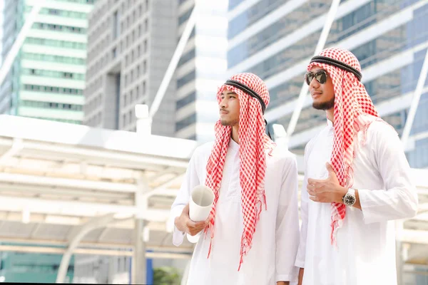 Şehirde çalışıyor Arap iş adamı