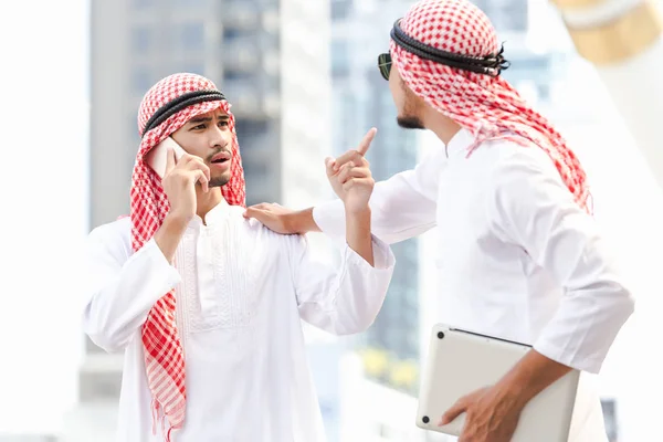 Árabe Dos Hombres Negocios Pareja Peleas Ciudad — Foto de Stock
