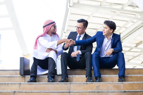 Arap iş adamları oturan sallayarak şehirde çalışıyor