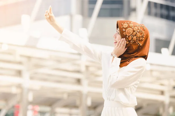 Retrato Feliz Musulmana Joven Mujer Usando Teléfono Móvil Ciudad — Foto de Stock