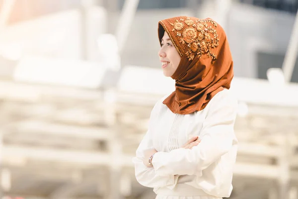 Portret Muzułmańskich Młoda Dziewczyna Bardzo Zadowolony Zakupów Mieście — Zdjęcie stockowe