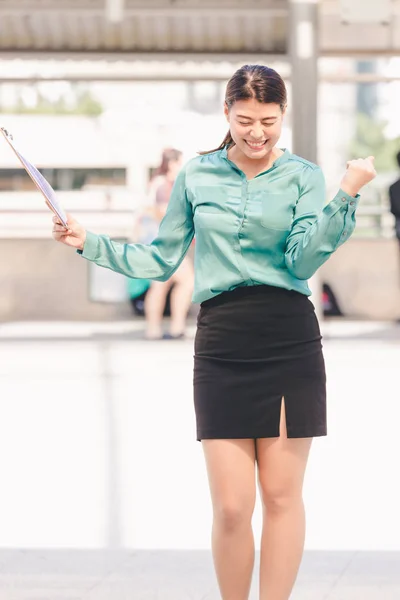 Yaşam Tarzı Asya Kadın Mutlu Çalışma Açık Şehir — Stok fotoğraf