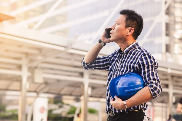 Man Van Ingenieurs Werken Aan Smartphone Plan Gebouwen Stad — Stockfoto