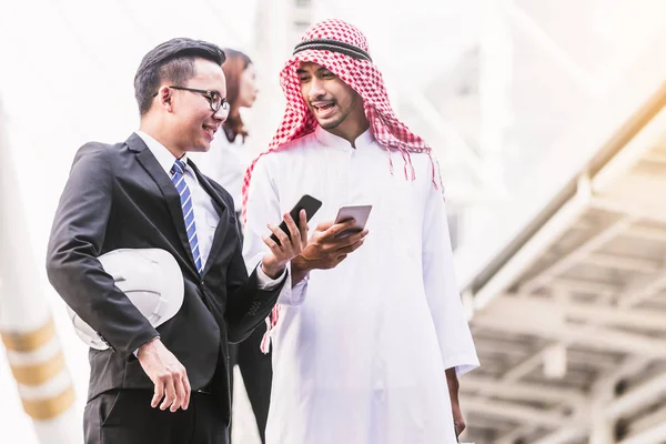 Mühendisler iş erkek ve kadın çalışma bina inşaat şehir planı