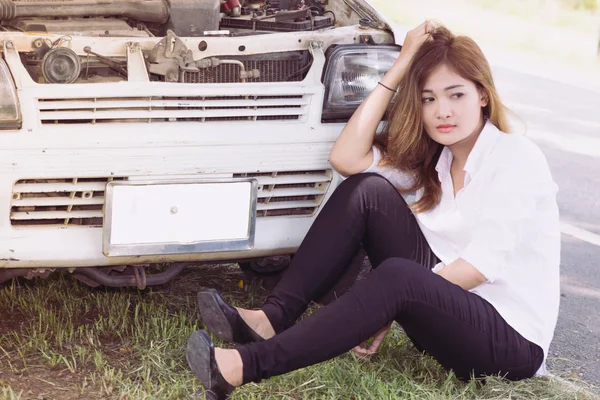 Femme Avec Voiture Cassée Sur Route Attente Aide — Photo