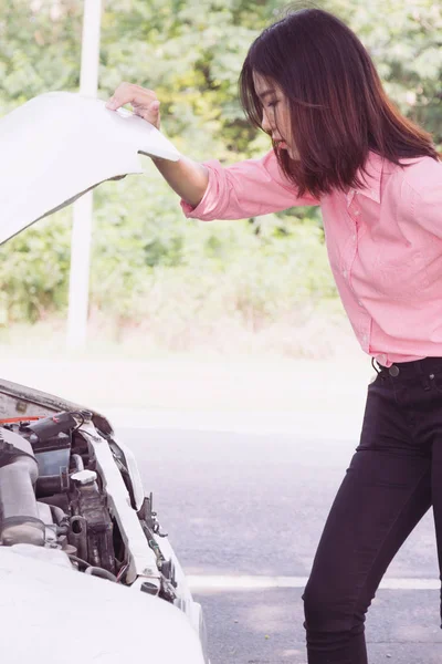 Yardım bekliyor yolda kırık araba kadınla.