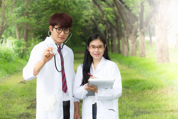 Portre insanlar, doktor gülümseyen doğal arka plan, sağlık kavramı.