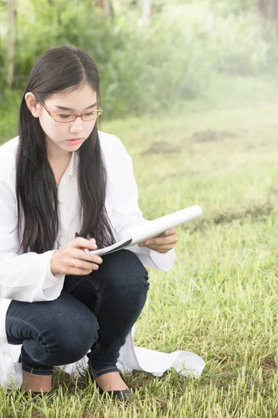 Doğa okuyan insanlar araştırma ve defter ile