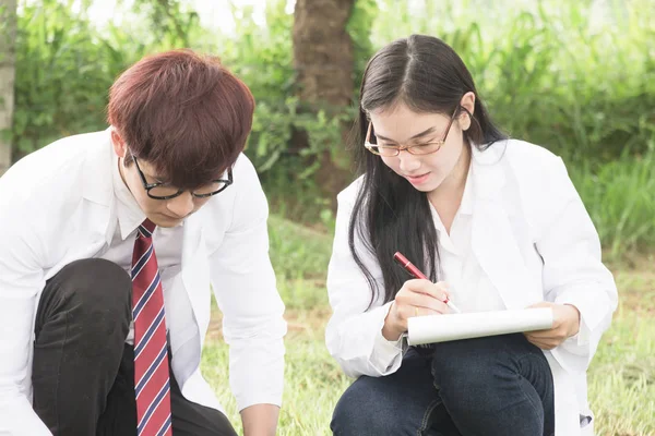 Doğa okuyan insanlar araştırma ve defter ile