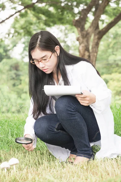 Doğa okuyan insanlar araştırma ve defter ile