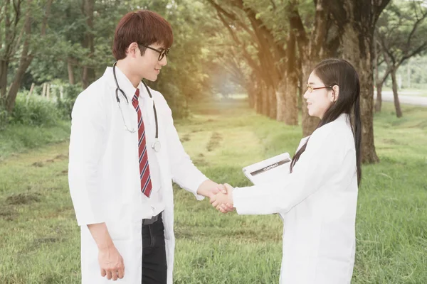 Doğa okuyan insanlar araştırma ve defter ile