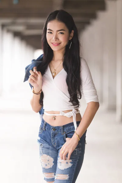 Asiatique Portrait Mignon Jeune Fille Jeans Dans Bâtiment — Photo