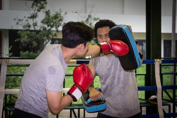 Asiático Jóvenes Tailandeses Tren Boxeo Guantes Boxeo — Foto de Stock