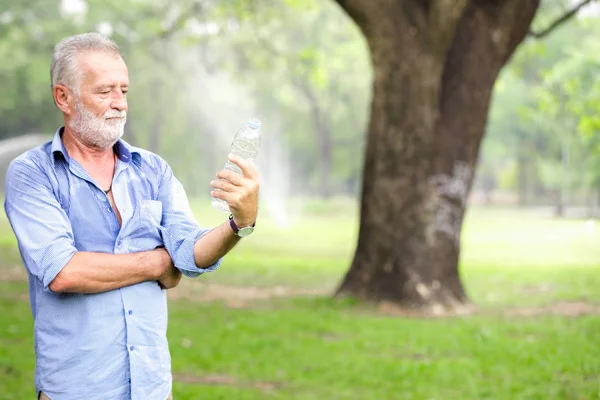 公園でポートレート シニア カップル立っている飲料水 — ストック写真