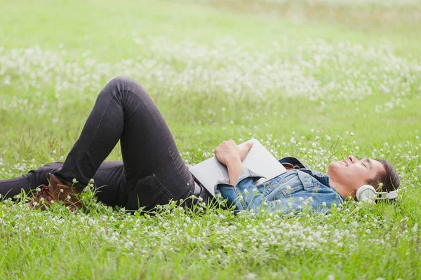 Kulaklık ile müzik dinlemek doğa üzerinde Asya Genç Erkekler yalan söyler