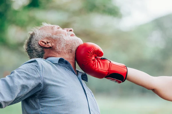 Mujer Mayor Sonriendo Boxeo Activo Golpeando Los Hombres Edad Concepto —  Fotos de Stock