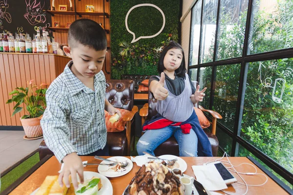 Portre Asyalı Genç kız ve çocuk restoran salonu