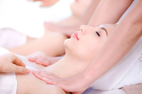 Mooie Jonge Vrouw Spa Schouder Ontspannende Ontvangende Massage Spa Concept — Stockfoto
