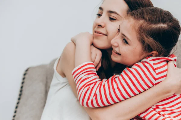 Güzel anne ve kızı birlikte ev, Aile kavramı sarılma