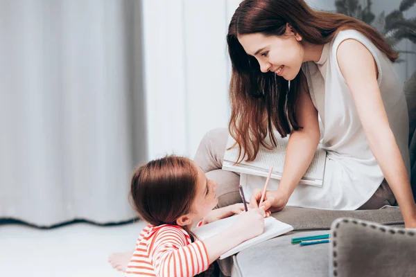 Сім Щаслива Мати Читала Книгу Доньку Малюючи Разом — стокове фото