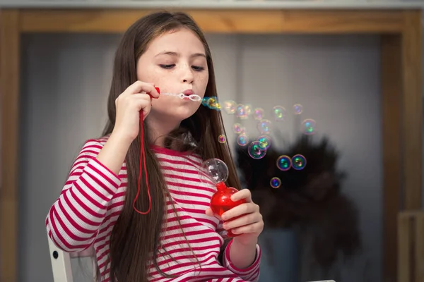 Niña Soplando Burbujas Jabón Casa — Foto de Stock