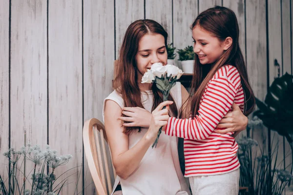 Güzel anne ve kızı birlikte ev, Aile kavramı sarılma