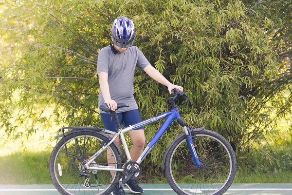Genç Adam Binicilik Bisiklet Park Adam Yaşam Tarzı Konsept Spor — Stok fotoğraf