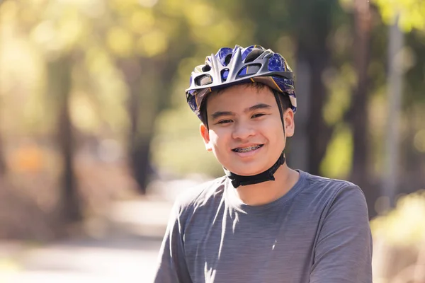 Młody Człowiek Jazdy Rowerze Parku Sport Concept Styl Życia Człowieka — Zdjęcie stockowe