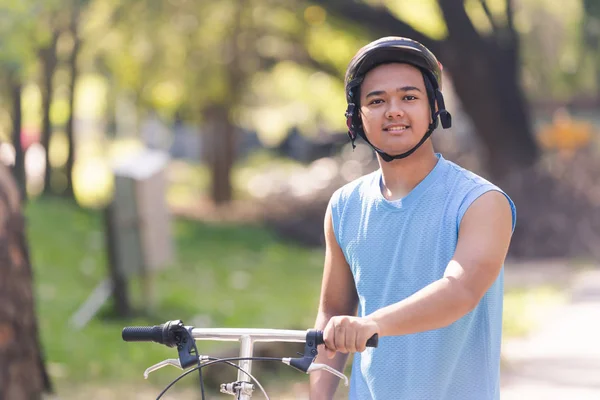 Giovane Uomo Bicicletta Nel Parco Uomo Stile Vita Concetto Sport — Foto Stock