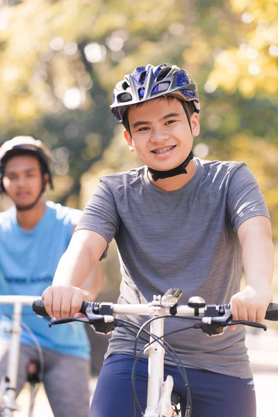 Genç Adam Binicilik Bisiklet Park Adam Yaşam Tarzı Konsept Spor — Stok fotoğraf