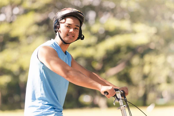 라이프 스타일 스포츠 공원에서 남자가 자전거 — 스톡 사진