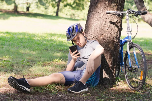 Asya Genç Adam Bisiklet Duran Ağaç Tarafından Kulaklık Ile Müzik — Stok fotoğraf