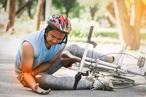 Spor Erkek Bisikletçi Dağ Bisikleti Spin Sürme Düşme Yaralandı Yaz — Stok fotoğraf