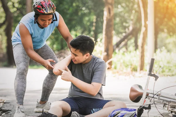 Spor erkek bisikletçi dağ bisikleti spin sürme ve düşme yaralandı. Yaz aylarında spor hayat kavramı
