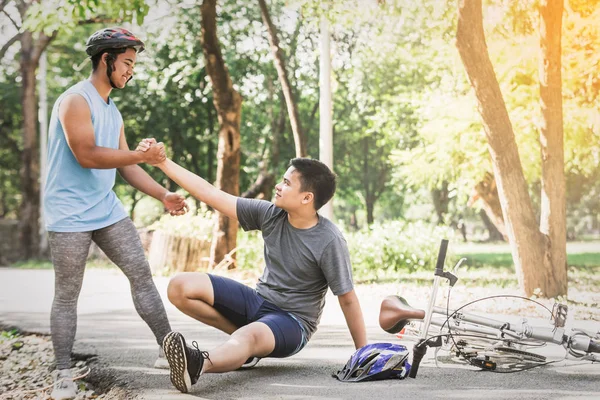 Spor erkek bisikletçi dağ bisikleti spin sürme ve düşme yaralandı. Yaz aylarında spor hayat kavramı