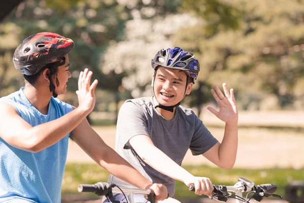 Genç adam binicilik bisiklet Park, adam yaşam tarzı konsept spor