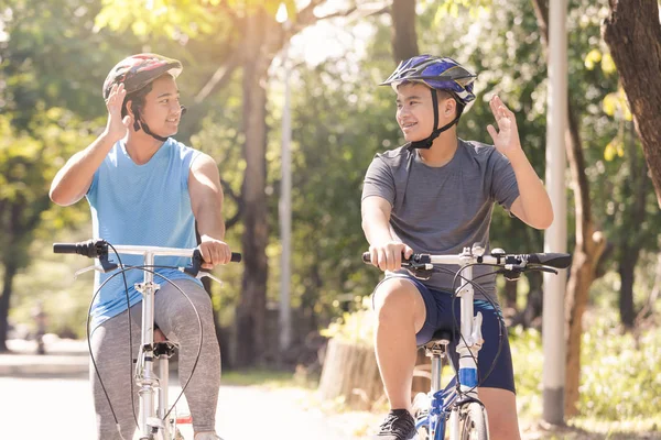 Genç Adam Binicilik Bisiklet Park Adam Yaşam Tarzı Konsept Spor — Stok fotoğraf