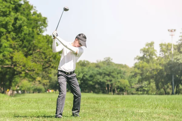 Ázsiai Férfiak Golfozni Férfiak Golfozni Állva Mezőben — Stock Fotó