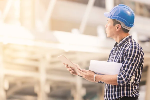 Engenheiros Homem Trabalhando Construção Plano Tablet Cidade — Fotografia de Stock