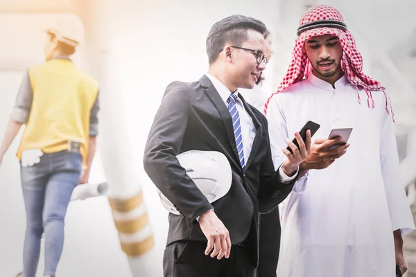 Mühendisler iş erkek ve kadın çalışma bina inşaat şehir planı